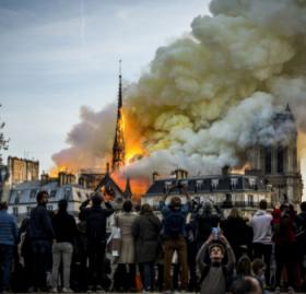 巴黎圣母院大火！850年古迹躲过战争的硝烟，却消失在和...