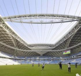大悬挑、可伸缩屋顶的设计，可容纳4万人的足球场——扎...