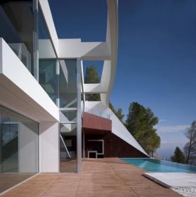 一个妖娆的山中白房子 / RGB arquitectos