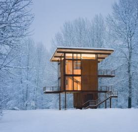 大自然的取景器，山中雪原的钢制小屋/三角洲住宅