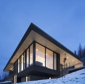 纯白雪山中的一抹暖光——加拿大Vingt别墅