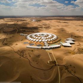 在旱地中盛放的白莲花，内蒙古响沙湾沙漠莲花酒店