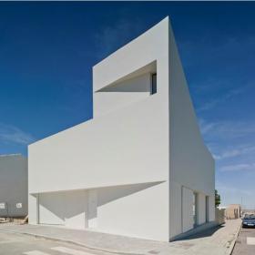 Lopera 纯白住宅，折叠几何体块保障住客隐私 / David Ruiz Molina