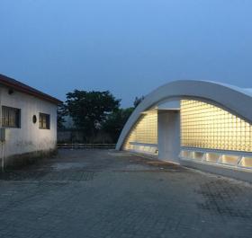 圆拱下的微光——上海虹桥飞机库改造 / 那宅工作室