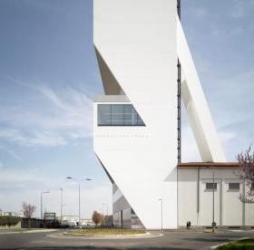 库哈斯为Prada基金会总部设计的白色塔楼——简单体量的不...