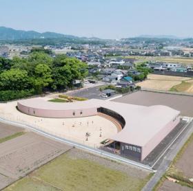 山形环绕，流动的河流：日本 Subaru 幼儿园 / RFA+CFA