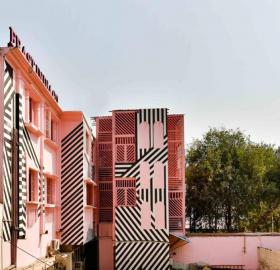 粉红建筑的‘斑马套装’ / Renesa Architecture Design Interiors