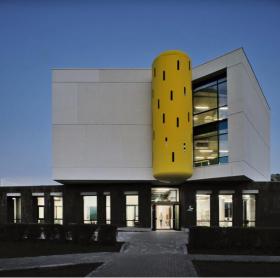 在素色中点一笔柔和的黄，活泼而不失稳重：Ayb中学教学楼