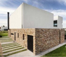 A House / Estudio GMARQ