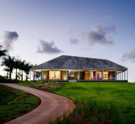 夏威夷住宅——巨大的多面屋顶打造出特别的室内外空间